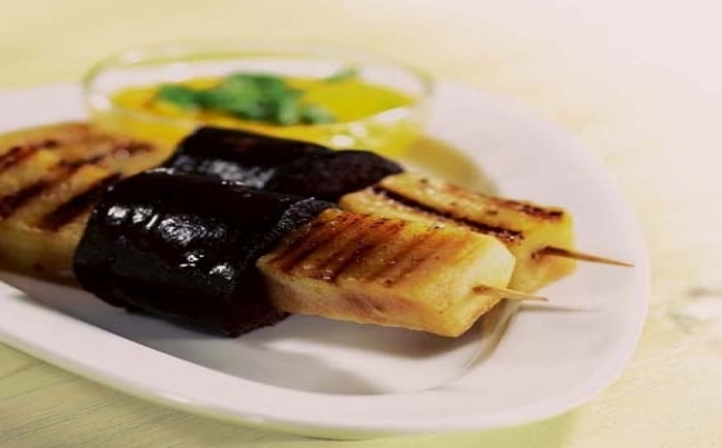 Anticuchos de morcilla y manzana